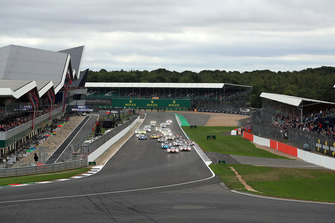 Start of the race, #7 Toyota Gazoo Racing Toyota TS050: Mike Conway, Kamui Kobayashi, Jose Maria Lopez leads
