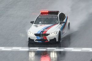 Safety-Car von BMW im Regen