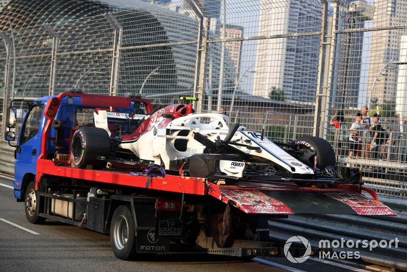 Эвакуация с трассы автомобиля C37 Шарля Леклера, Alfa Romeo Sauber