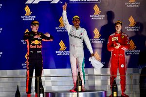 (Da sx a dx): Max Verstappen, Red Bull Racing, Lewis Hamilton, Mercedes AMG F1 e Sebastian Vettel, Ferrari, festeggiano sul podio