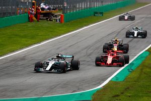 Lewis Hamilton, Mercedes AMG F1 W09, leads Kimi Raikkonen, Ferrari SF71H, Max Verstappen, Red Bull Racing RB14, Valtteri Bottas, Mercedes AMG F1 W09, and Romain Grosjean, Haas F1 Team VF-18