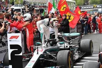 Yarış galibi Sebastian Vettel, Ferrari, 2. Lewis Hamilton, Mercedes AMG F1 W09, parc ferme