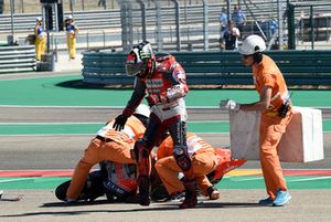 La caduta di Jorge Lorenzo, Ducati Team, alla partenza