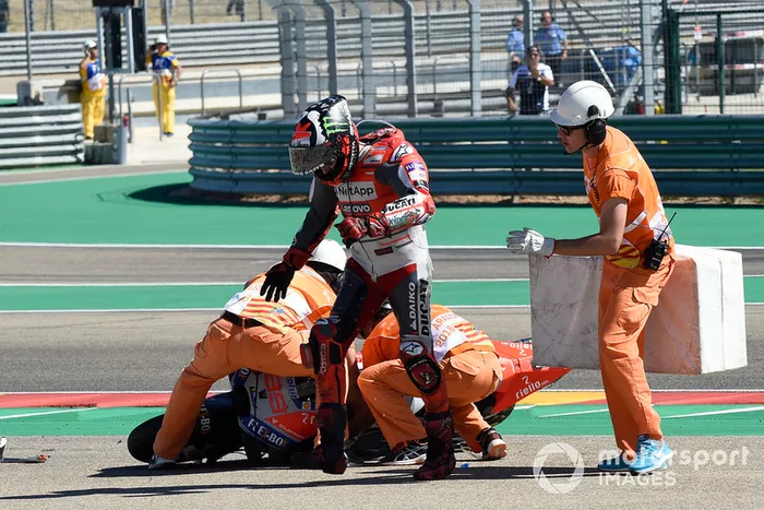 Jorge Lorenzo, Ducati Team cae al inicio de la carrera