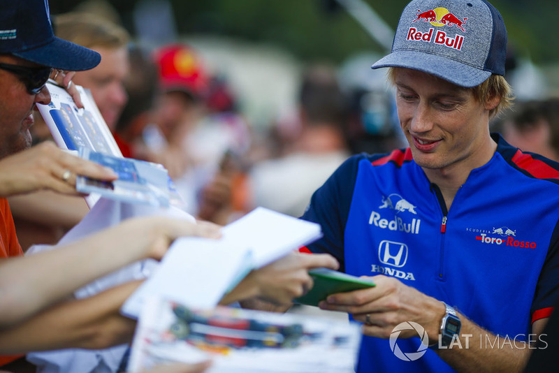 Brendon Hartley, Toro Rosso, signs autographs for fans