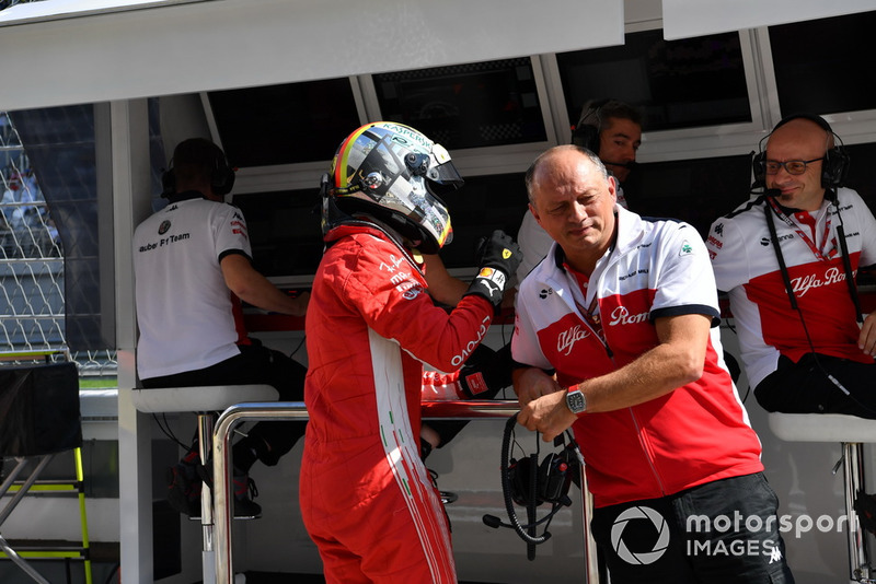 Sebastian Vettel, Ferrari y Frederic Vasseur, Sauber, director del equipo