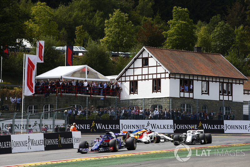 Brendon Hartley, Toro Rosso STR13, Charles Leclerc, Sauber C37, y Marcus Ericsson, Sauber C37