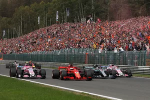 Esteban Ocon, Racing Point Force India VJM11, Sebastian Vettel, Ferrari SF71H, Lewis Hamilton, Mercedes AMG F1 W09 and Sergio Perez, Racing Point Force India VJM11 on lap 1