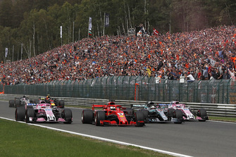 Esteban Ocon, Racing Point Force India VJM11, Sebastian Vettel, Ferrari SF71H, Lewis Hamilton, Mercedes AMG F1 W09 and Sergio Perez, Racing Point Force India VJM11 on lap 1