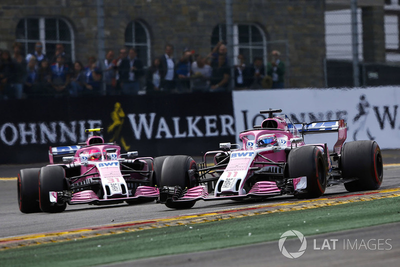 Sergio Perez, Racing Point Force India VJM11 precede Esteban Ocon, Racing Point Force India VJM11