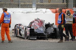 El coche #1 Rebellion Racing Rebellion R-13: Andre Lotterer, Neel Jani, Bruno Senna después de chocar