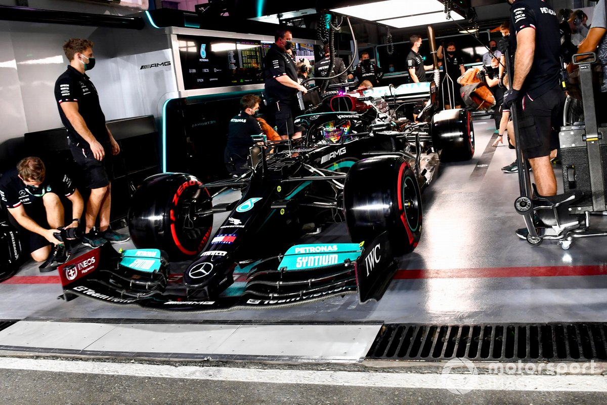 Lewis Hamilton, Mercedes W12, verlaat de garage