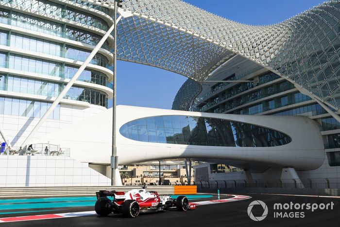 Guanyu Zhou, con un Alfa Romeo Racing C39 adaptado (muleto) con los Pirelli de 18 pulgadas  