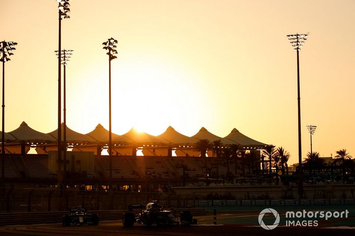 Pierre Gasly, AlphaTauri AT02, Yuki Tsunoda, AlphaTauri AT02