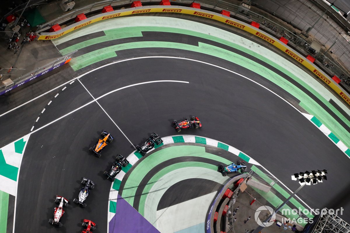 Max Verstappen, Red Bull Racing RB16B, Lewis Hamilton, Mercedes W12, Daniel Ricciardo, McLaren MCL35M, y Valtteri Bottas, Mercedes W12, en la reanudación