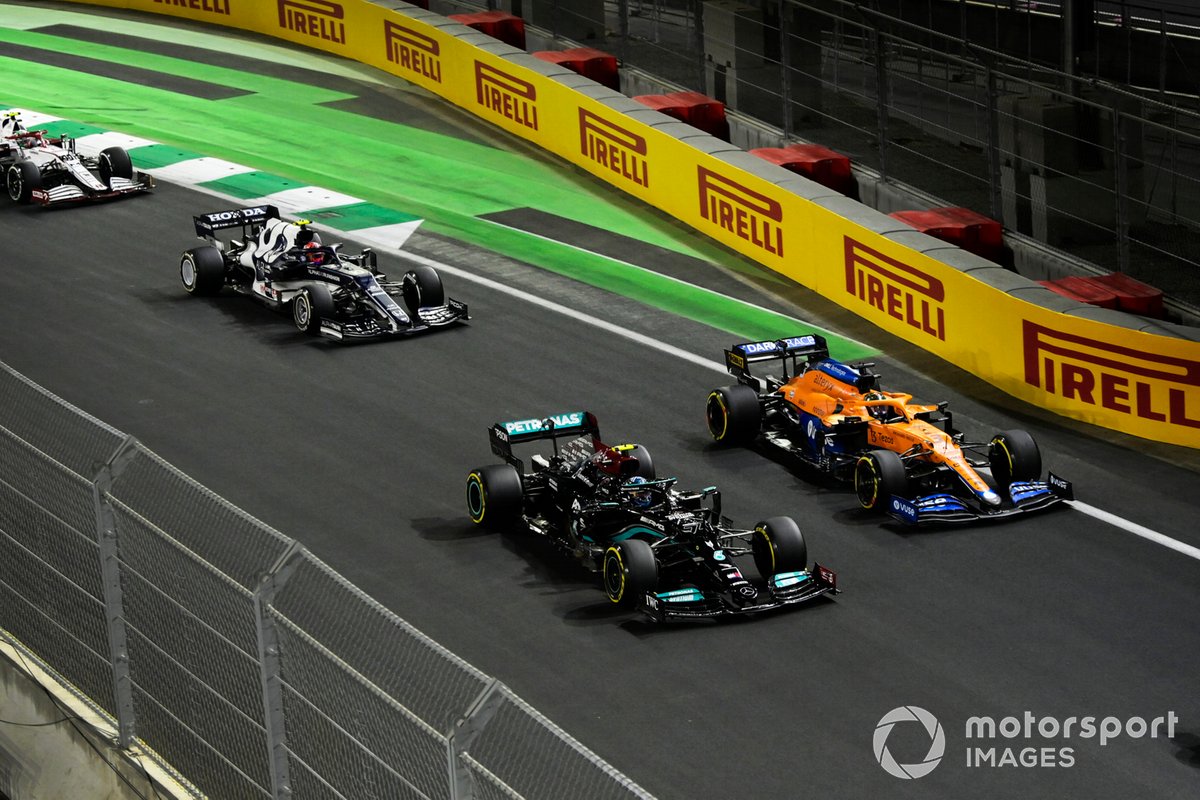 Valtteri Bottas, Mercedes W12, Daniel Ricciardo, McLaren MCL35M, y Pierre Gasly, AlphaTauri AT02