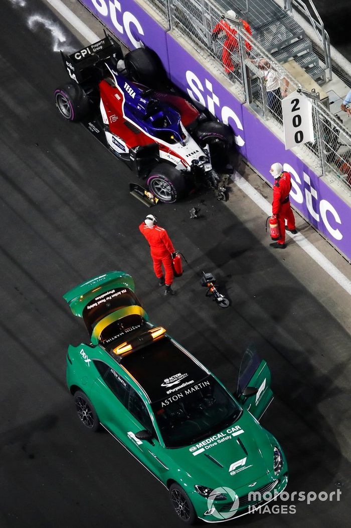 El coche médico y el coche siniestrado de Enzo Fittipaldi, Charouz Racing System