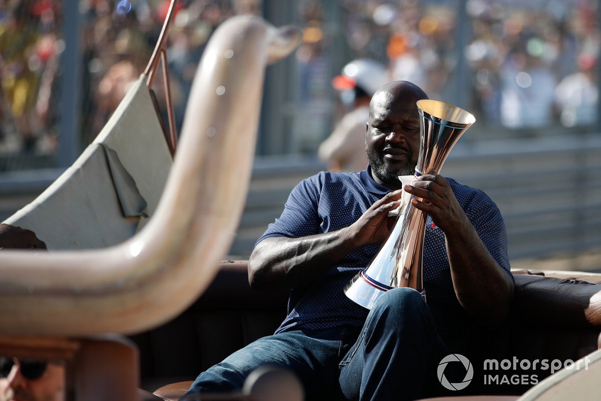 L'ex stella del basket Shaquille O'Neal alla cerimonia del podio