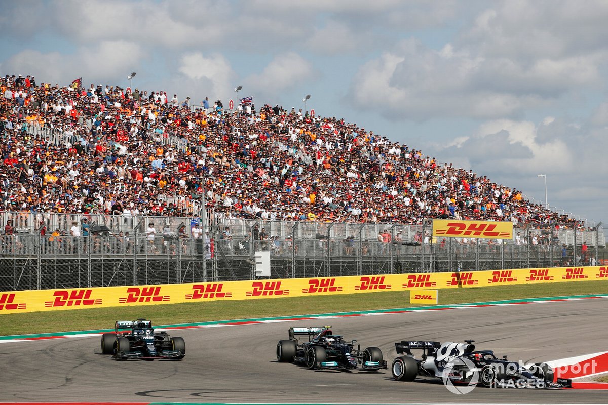 Yuki Tsunoda, AlphaTauri AT02, Valtteri Bottas, Mercedes W12, e Lance Stroll, Aston Martin AMR21
