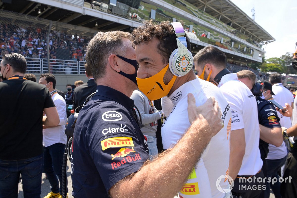 Christian Horner, director de equipo de Red Bull Racing, habla con Daniel Ricciardo, de McLaren, en la parrilla de salida