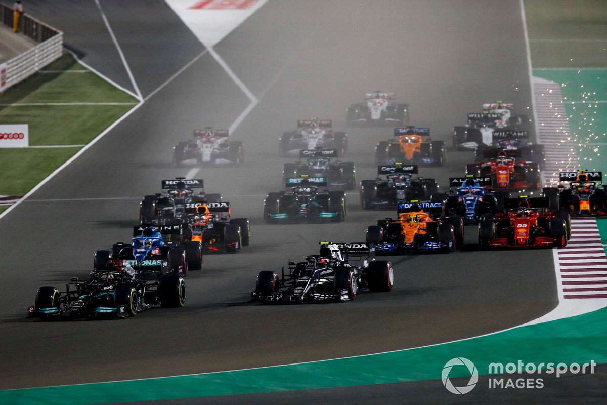 Lewis Hamilton, Mercedes W12, Pierre Gasly, AlphaTauri AT02, Fernando Alonso, Alpine A521, Lando Norris, McLaren MCL35M, Carlos Sainz Jr, Ferrari SF21, e il resto delle auto alla partenza