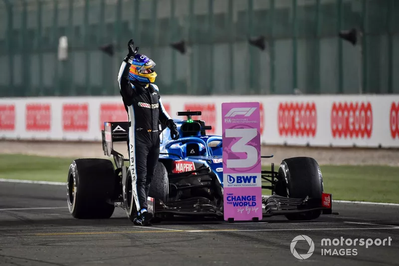 Fernando Alonso, Alpine A521, tercer clasificado del GP de Qatar, lo celebra en la recta principal