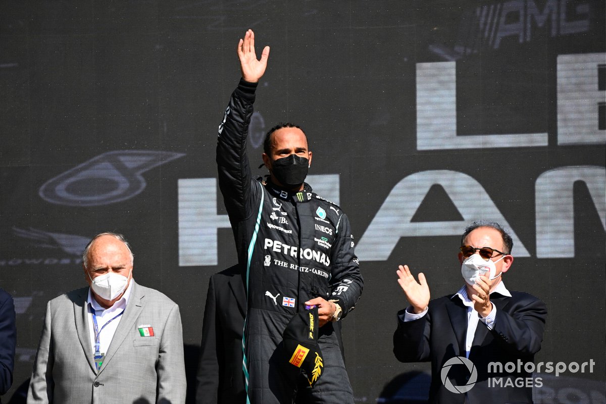 Podio: segundo lugar Lewis Hamilton, Mercedes