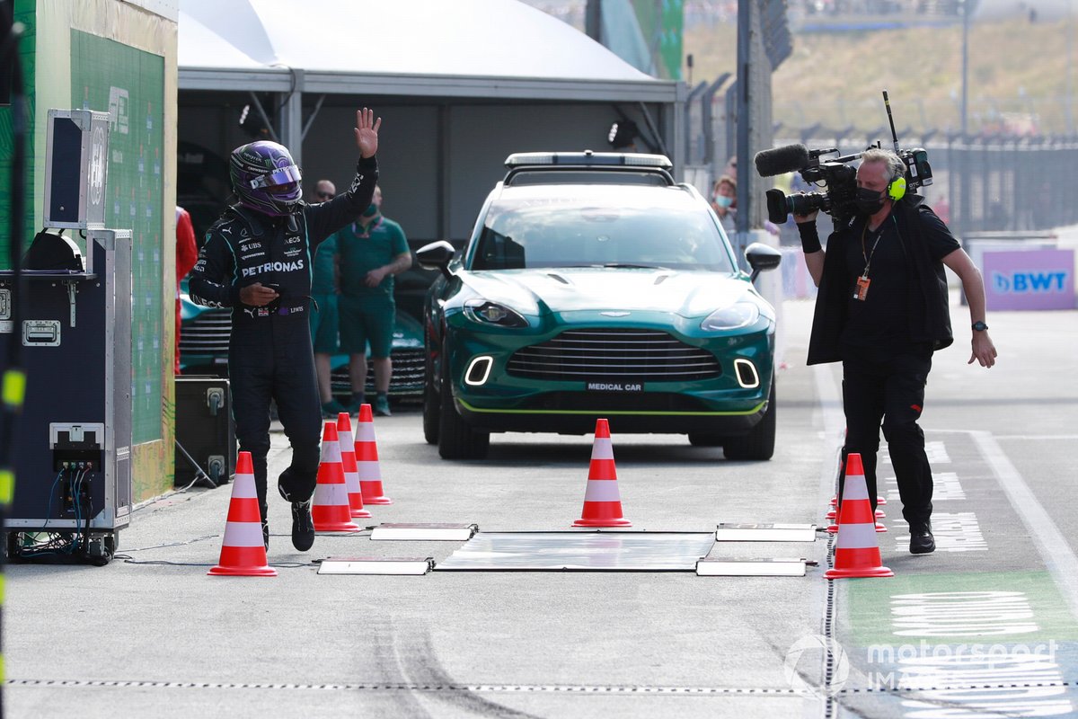 Lewis Hamilton, de Mercedes, llega a boxes tras sufrir una avería en la FP2