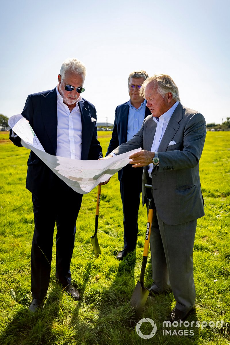 Lawrence Stroll, proprietario Aston Martin F1, Otmar Szafnauer, Team Principal e AD, Aston Martin F1, e Anthony Bamford, Presidente di JCB