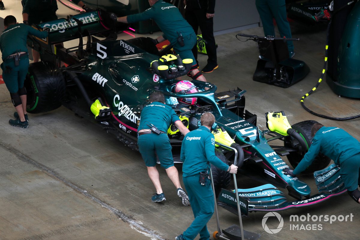 Sebastian Vettel, Aston Martin AMR21, torna in garage