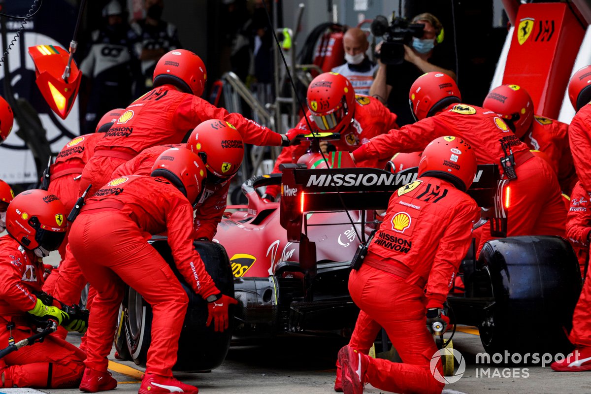 Carlos Sainz Jr., Ferrari SF21, effettua un pit stop