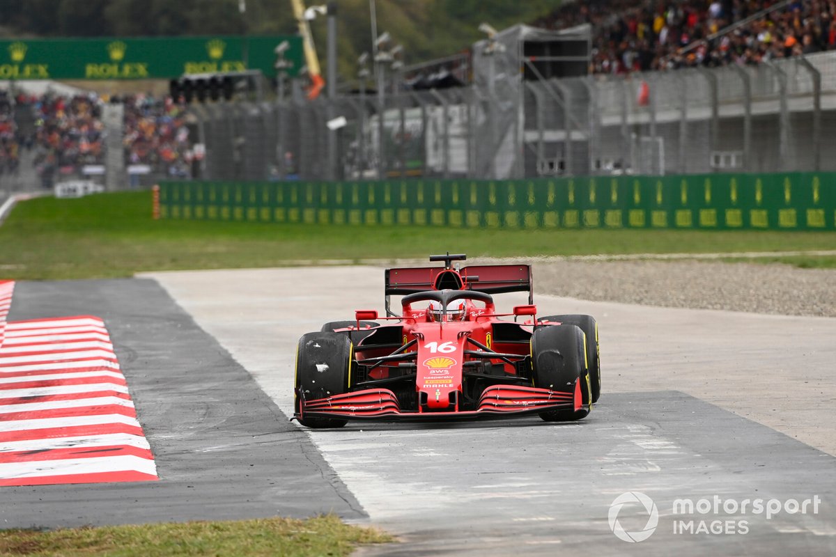Charles Leclerc, Ferrari SF21, torna in pista dopo il testacoda