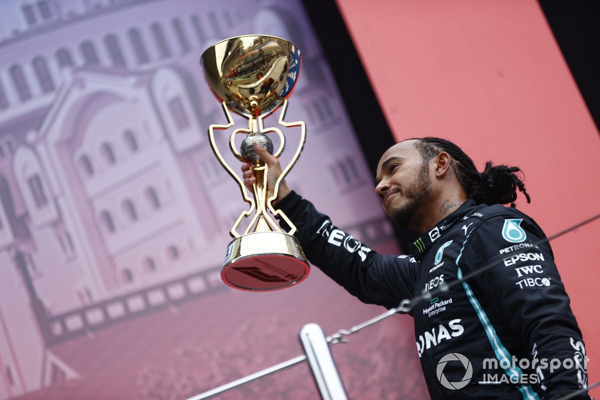 Lewis Hamilton, Mercedes, primo classificato, con il suo trofeo
