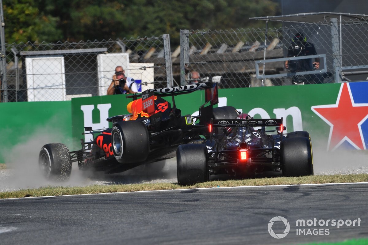 Secuencia del choque de Max Verstappen, Red Bull Racing RB16B, y Lewis Hamilton, Mercedes W12