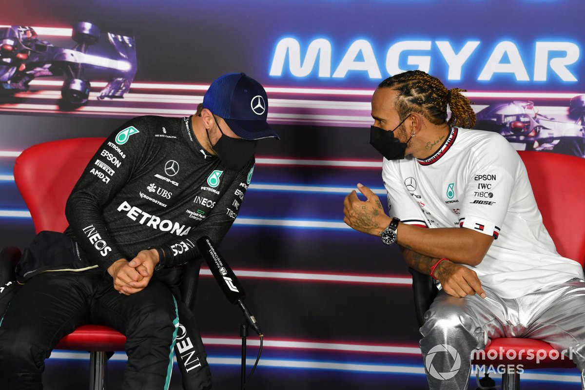 Valtteri Bottas, Mercedes, e Lewis Hamilton, Mercedes, in conferenza stampa