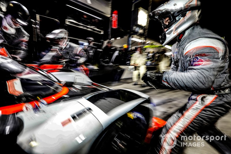 #7 Acura Team Penske Acura DPi, DPi: Helio Castroneves, Ricky Taylor, Alexander Rossi, pit stop