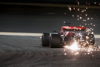 Kimi Raikkonen, Alfa Romeo Racing C38 kıvılcımlar saçıyor
