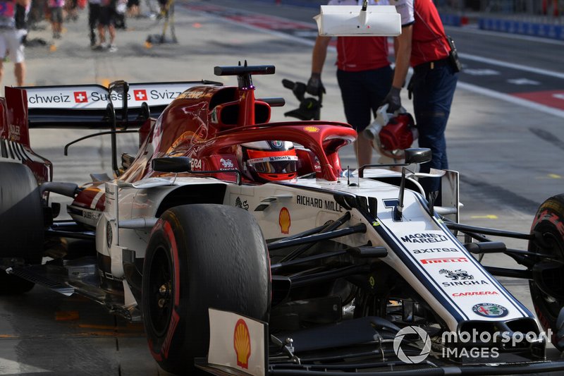 Kimi Raikkonen, Alfa Romeo Racing C38, ai box
