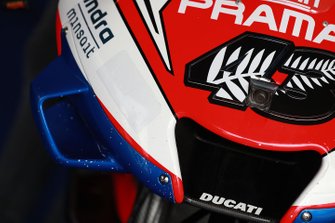 Les logos de la moto de Jack Miller, Pramac Racing's Ducati, Alma sont recouverts