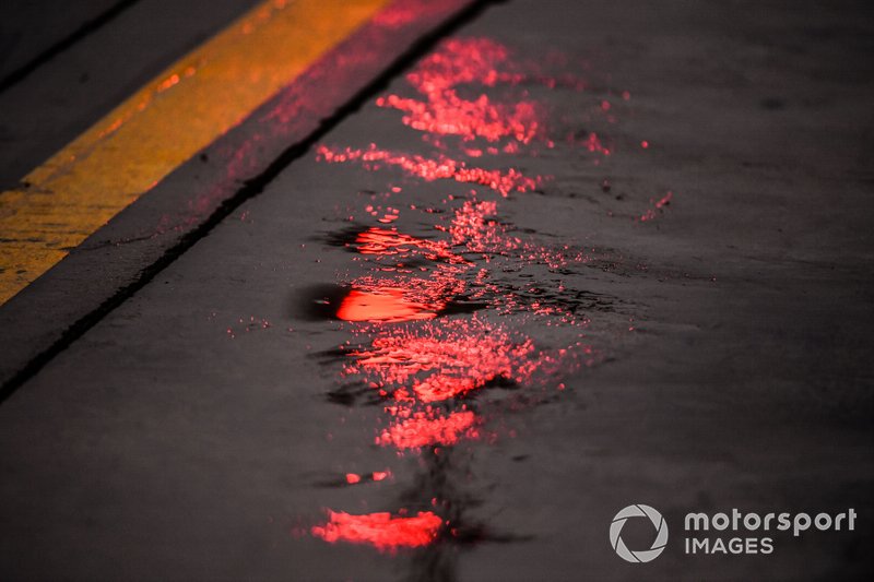 Hujan di pit lane