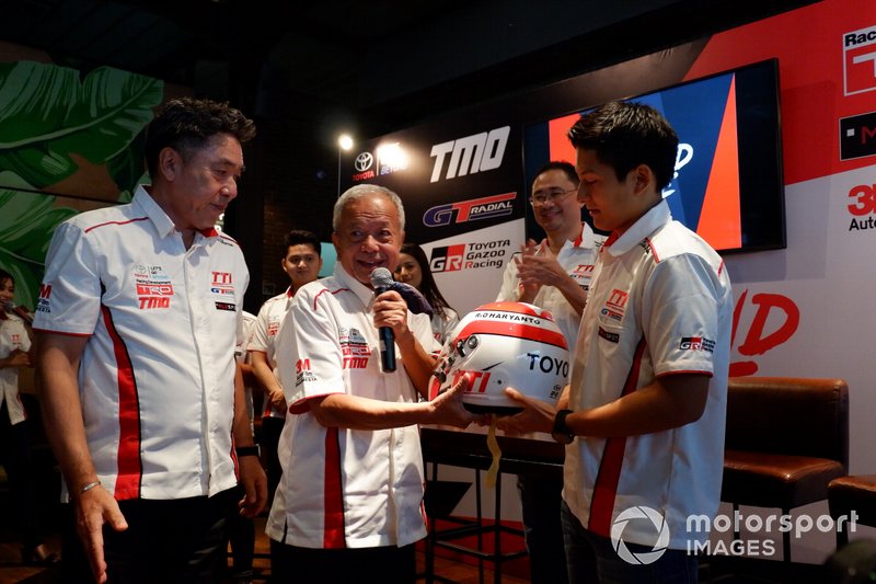 Executive General Manager PT Toyota-Astra Motor, Franciscus Soerjopranoto, Direktur Toyota Team Indonesia Memet Djumhana dan Rio Haryanto