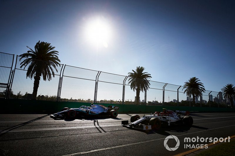 Valtteri Bottas, Mercedes AMG W10, precede Antonio Giovinazzi, Alfa Romeo Racing C38