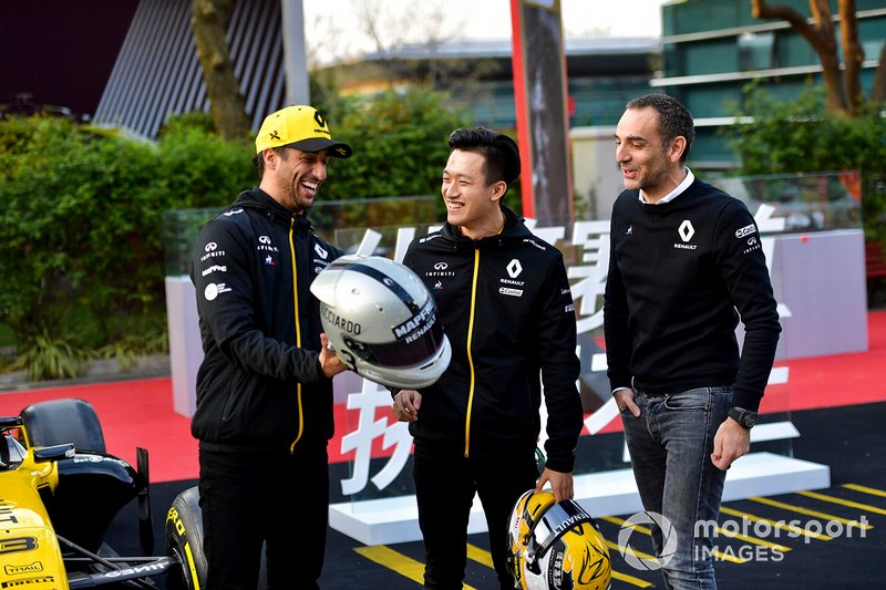Daniel Ricciardo, Renault F1 Team, montre son casque à Cyril Abiteboul, directeur général Renault F1 Team et Guanyu Zhou