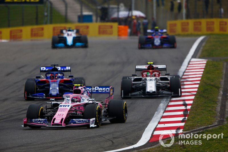 Lance Stroll, Racing Point RP19, precede Daniil Kvyat, Toro Rosso STR14, e Antonio Giovinazzi, Alfa Romeo Racing C38