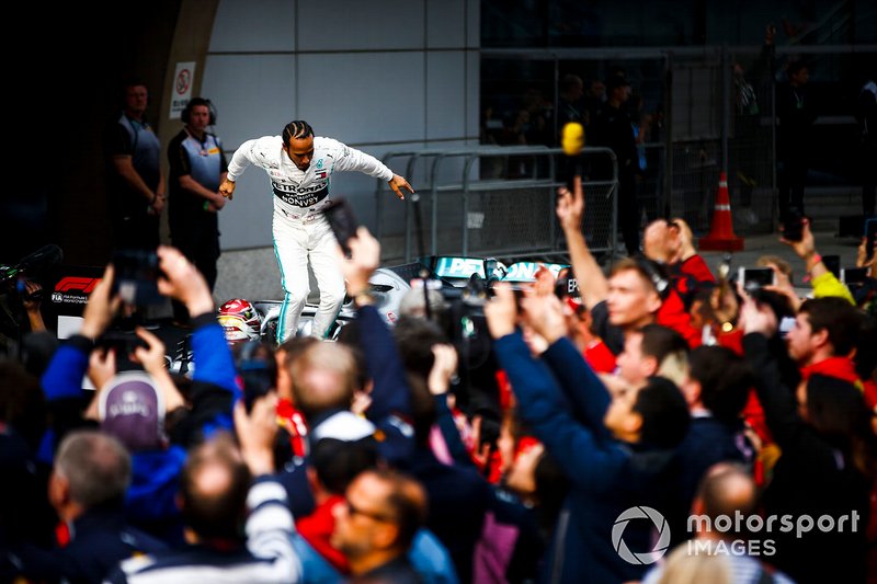 Lewis Hamilton, Mercedes AMG F1, celebra en el pitlane