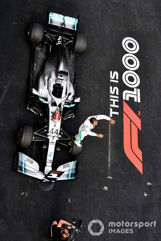 Lewis Hamilton, Mercedes AMG F1, festeggia nel parco chiuso