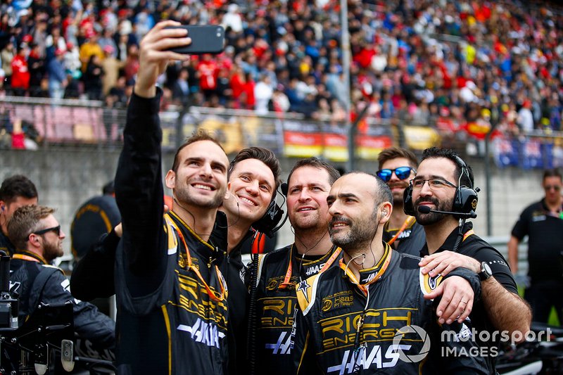 Haas F1 mechanics on the grid