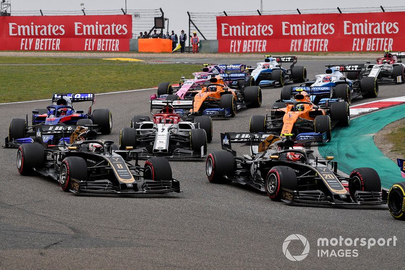Kevin Magnussen, Haas F1 Team VF-19, Romain Grosjean, Haas F1 Team VF-19, Kimi Raikkonen, Alfa Romeo Racing C38, Daniil Kvyat, Toro Rosso STR14, Lando Norris, McLaren MCL34, Carlos Sainz Jr., McLaren MCL34, y el resto de la parrilla al inicio