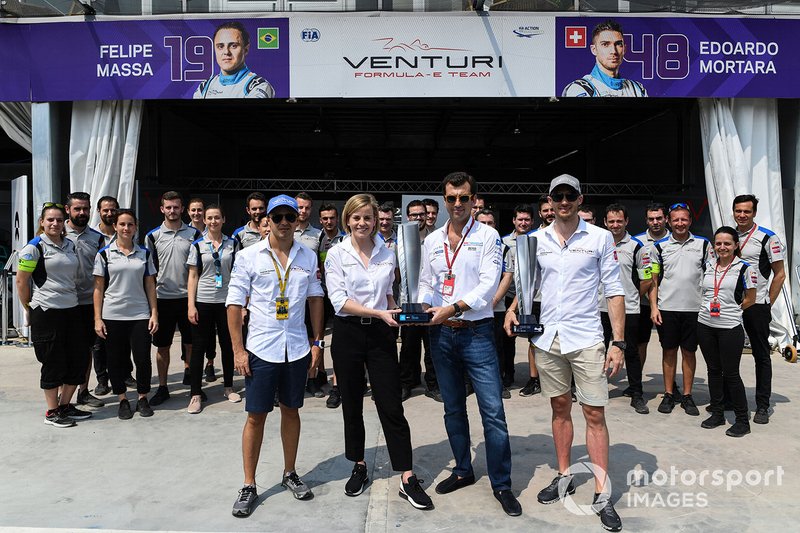 Edoardo Mortara, Venturi Formula E, Susie Wolff, Team Principal, Venturi Formula E, ricevono i trofei del vincitore della precedente gara di Hong Kong, in cui Mortara è stato dichiarato vincitore dopo la gara. Anche Felipe Massa, Venturi Formula E, è presente con il resto del team Venturi