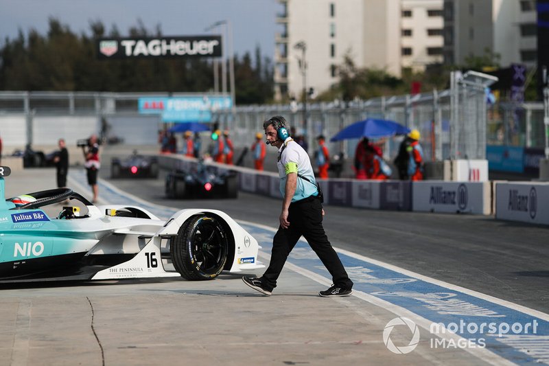 Un mecánico de NIO se aleja mientras Oliver Turvey, equipo de Fórmula E de NIO, NIO Sport 004, se marcha